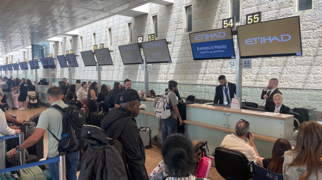 נוסעים בעמדת הצ'ק-אין של איתיחאד אירוויז (צילום: יח"צ)