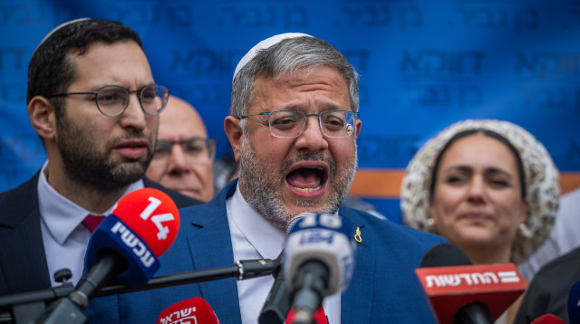 איתמר בן גביר מחוץ לדיון בג"ץ בעתידה להדחתו (צילום: יונתן זינדל פלאש 90)