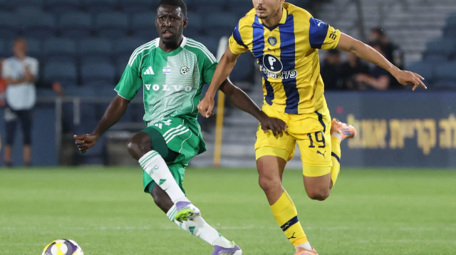 שחקן מכבי תל אביב אלעד מדמון מול שחקן מכבי חיפה עבדולאי סק (צילום: דני מרון)