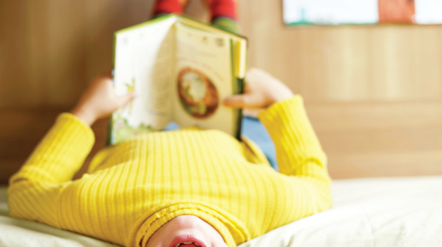 ילדה קוראת ספר (צילום: אינגאימג')