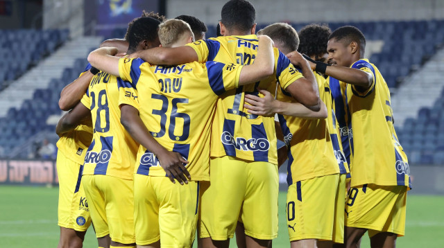 שחקני מכבי תל אביב חוגגים (צילום: דני מרון)