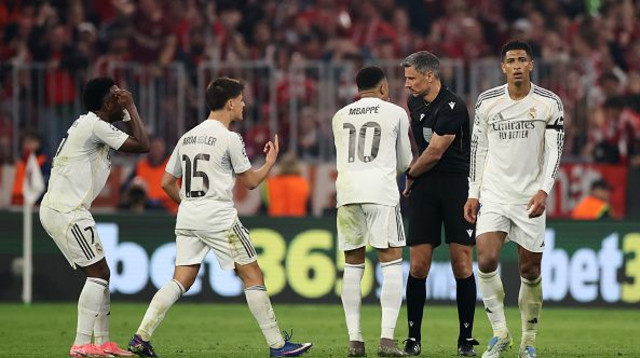 שחקני ריאל מדריד מתלוננים לשופט (צילום: Gettyimages)