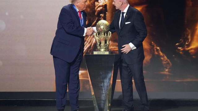נשיא פיפ"א ג'אני איפנטינו, עם נשיא ארה"ב דונלד טראמפ, בהגרלת הבתים של מונדיאל 2026 (צילום: GettyImages, Andrew Harnik)
