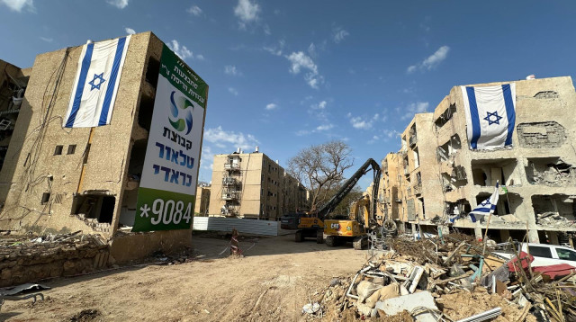 הריסת אחד המבנים בערד שנפגעו מטיל איראני (צילום: קבוצת טלאור-כראדי)