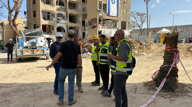 הריסת אחד המבנים בערד שנפגעו מטיל איראני (צילום: קבוצת טלאור-כראדי)