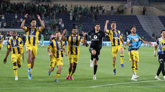 שחקני מכבי תל אביב חוגגים (צילום: דני מרון)