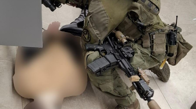 מעצר החשוד (צילום: דוברות המשטרה)