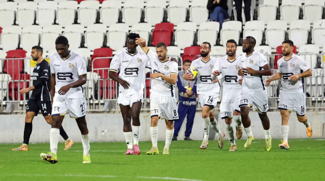 שחקני מכבי בני ריינה חוגגים (צילום: אודי ציטיאט)