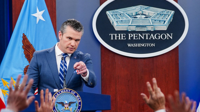 פיט הגסת' במסיבת עיתונאים (צילום: רויטרס)