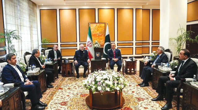 המשלחת האיראנית עם ראש ממשלת פקיסטן (צילום: רויטרס)