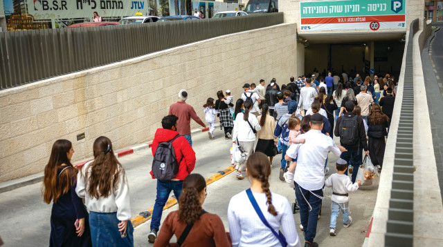 רצים למקלט (צילום: יונתן זינדל, פלאש 90)