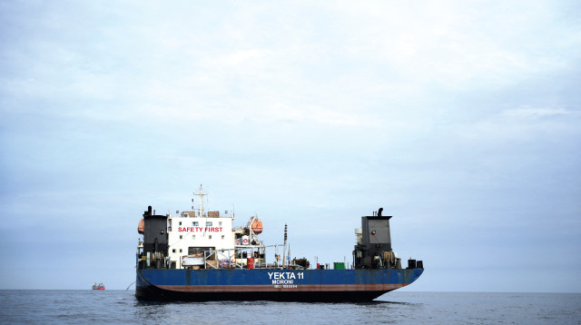 ספינת מטען חוצה את מיצר הורמוז (צילום: רויטרס)