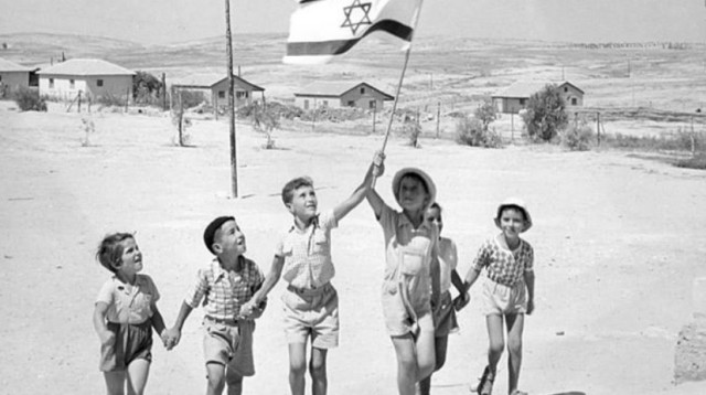 ילדים עם דגל ישראל, באר שבע, שנות ה 1950 (צילום: אנו - מוזיאון העם היהודי,לני זוננפלד)