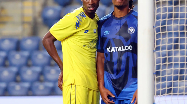 פרנק ריבולייה שחקן מכבי פתח תקוה לצד ווילינטון אפונסה שחקן מכבי הרצליה (צילום: אודי ציטיאט)