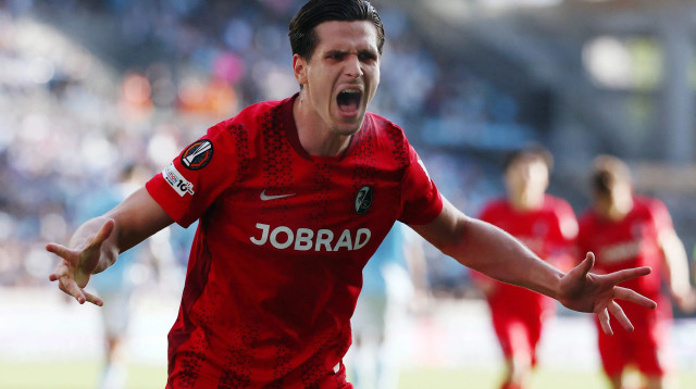 איגור מטאנוביץ' שחקן פרייבורג חוגג שער (צילום: רויטרס)