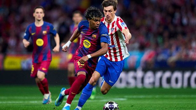 לאמין ימאל מנסה להתגבר על רובין לה נורמן במפגש הגומלין ברבע גמר אלופות (צילום: Diego Souto)