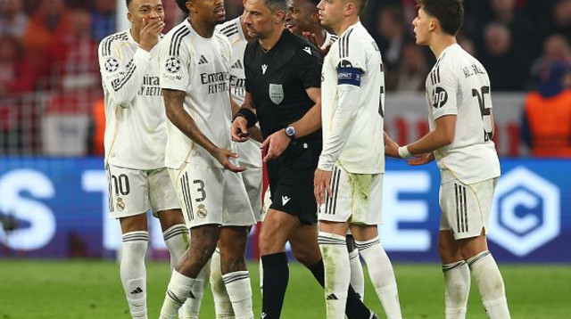 שחקני ריאל מדריד סביב השופט סלבקו וינצ'יץ' (צילום: Getty images)