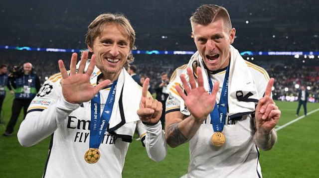 טוני קרוס ולוקה מודריץ' (צילום: Michael Regan - UEFA)