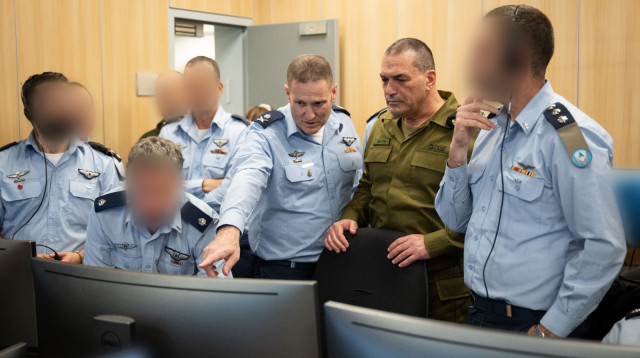 אייל זמיר בחדר הפיקוד על "מבצע עיט" (צילום: דובר צהל)