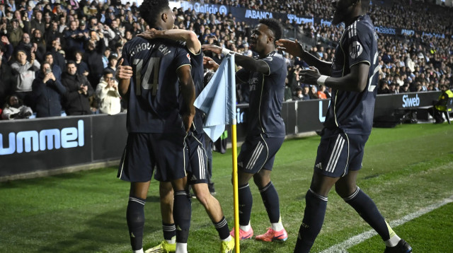 שחקני ריאל מדריד חוגגים עם אורליאן טשואמני (צילום: אימג'בנק  GettyImages, Miguel RIOPA / AFP)