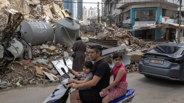 תושבי לבנון חוזרים לבתיהם בהפסקת האש (צילום: רויטרס)