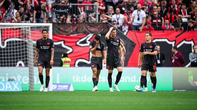 שחקני באייר לברקוזן מאוכזבים (צילום: Jörg Schüler)