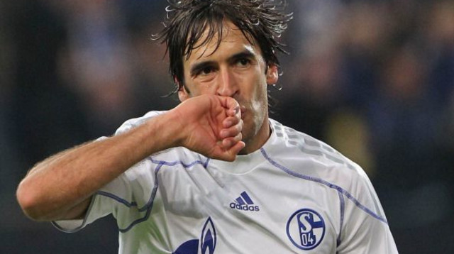 ראול חוגג מול הפועל תל אביב במדי שאלקה 04 (צילום: DANIEL ROLAND/AFP via Getty Images)