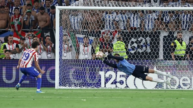 מאררו עוצר את הפנדל של חוליאן אלברס (צילום: gettyimages)