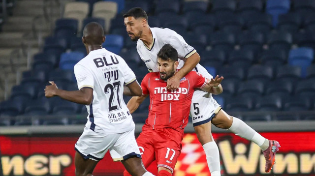 עאיד חבשי שחקן מכבי בני ריינה מעל אלון תורג'מן שחקן הפועל חיפה (צילום: קובי אליהו)