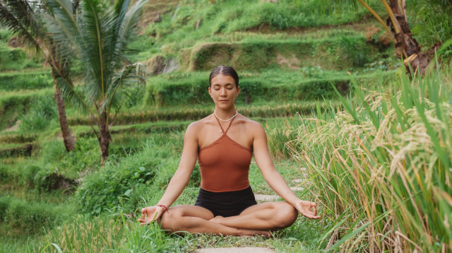 אישה עושה מדיטציה (צילום: שאטרסטוק)