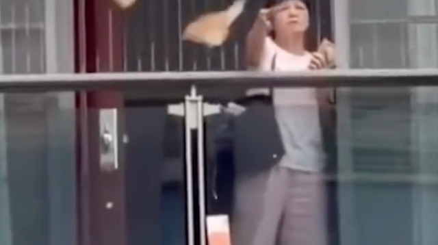 פיזרה כסף בסין - ועוברי אורח אספו (צילום: צילום מסך dailymail,מתוך אינסטגרם)