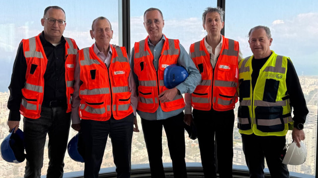 רן קוניק ורון חולדאי בסיור בפרויקט "ביונד" (צילום: עיריית גבעתיים)