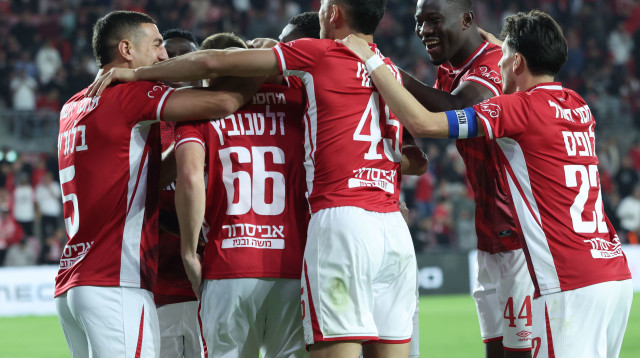 שחקני הפועל באר שבע חוגגים (צילום: דני מרון)