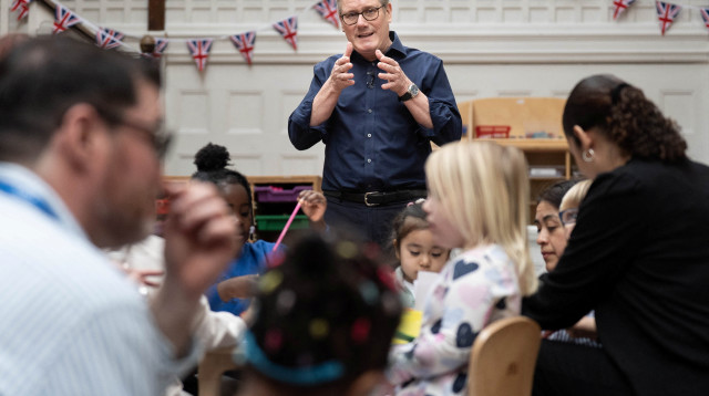 קיר סטארמר מדבר בבית ספר בבריטניה (צילום: רויטרס)