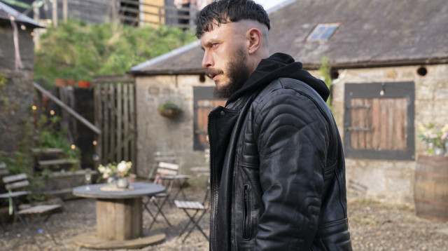 חצי אדם (צילום: Anne Binckebanck/HBO)