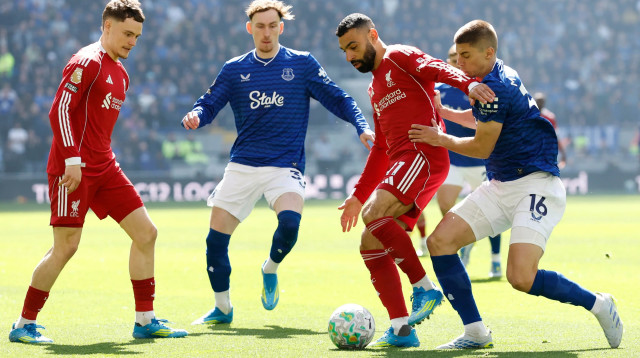 מוחמד סלאח שחקן ליברפול לפני ויטלי מיקולנקו שחקן אברטון (צילום: רויטרס)