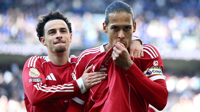 וירג'יל ואן דייק שחקן ליברפול חוגג שער עם קרטיס ג'ונס (צילום: GettyImages, Gareth Copley)