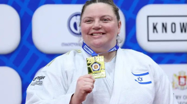 רז הרשקו עם מדליית הזהב (צילום: GettyImages, GIORGI ARJEVANIDZE/AFP)