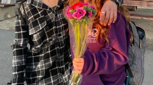 אריאל ז"ל ועטרה עם פרחים שהביא לה (צילום: מוריה ברנשטיין)