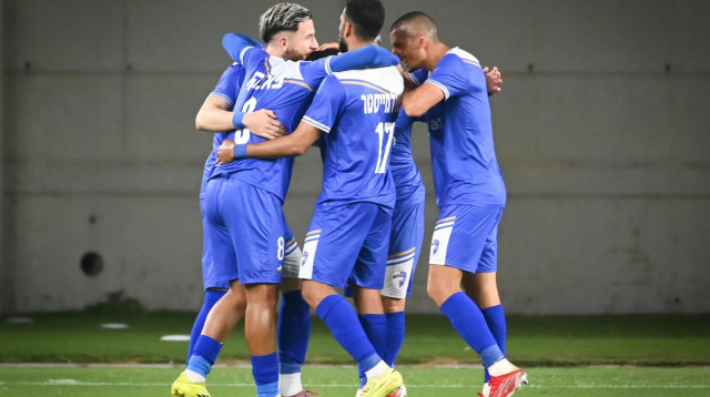 שחקני עירוני קרית שמונה חוגגים (צילום: ברני ארדוב)