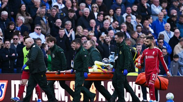 ממרדשווילי מפונה על אלונקה (צילום: gettyimages)