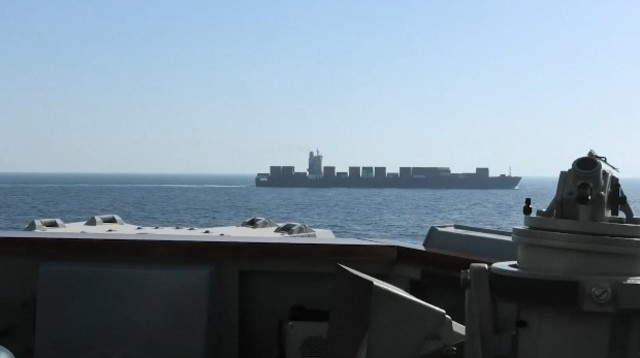 כוחות אמריקאיים מיירטים ספינה איראנית  (צילום: צילום מסך רשת X)