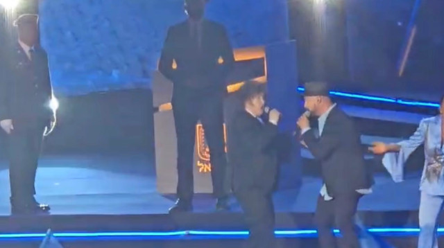 נשיא ארגנטינה חאבייר מיליי שר בחזרה הגנרלית לטקס יום העצמאות (צילום: שימוש לפי סעיף 27א')