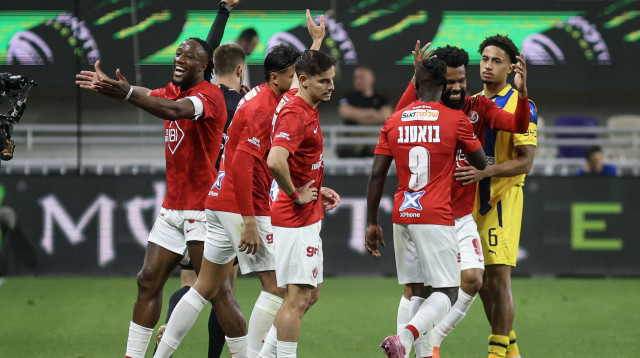 שחקני הפועל תל אביב (צילום: קובי אליהו)