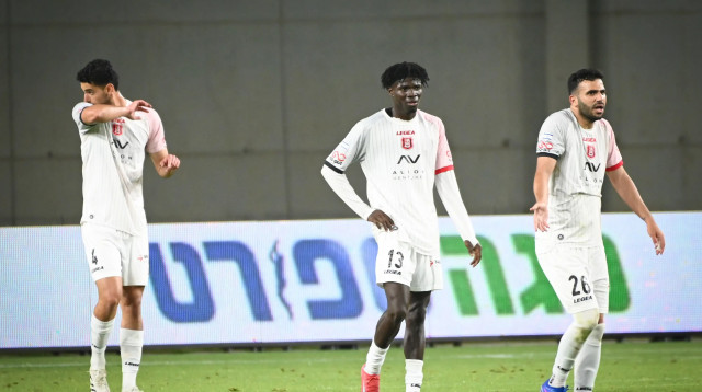 שחקני הפועל ירושלים מאוכזבים (צילום: ברני ארדוב)