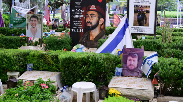 בית עלמין צבאי, יום הזיכרון לחללי מערכות ישראל ולנפגעי פעולות האיבה (צילום: אבשלום ששוני)