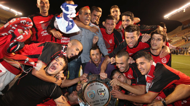 שחקני הפועל תל אביב חוגגים אליפות 2010 (צילום: אדי ישראל)