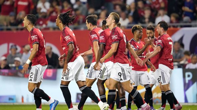 שחקני מנצ'סטר יונייטד חוגגים בעונת 2024/5 (צילום: Patrick McDermott)