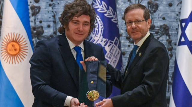 נשיא ארגנטינה, חבייאר מיליי, מקבל את עיטור הנשיא (צילום: קובי גדעון/לע"מ)