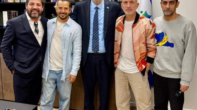 שלישיית מה קשור ורב הסלבס מרדכי חסידים אצל השר מיקי זוהר (צילום: יחצ)